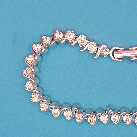 Estate Sale Find.  Silver CZ Bracelet. Great Condition.  Very Sophisticated. - Picture 4 of 4
